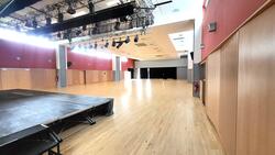 Grande salle festive vue scene